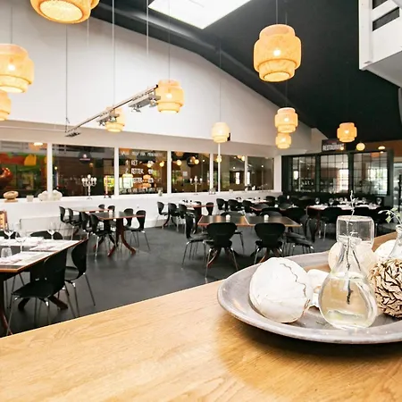 4 Person On A In Nyaraló *